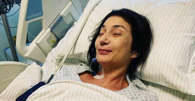 Após cirurgia, Zizi Possi mostra recuperação ao caminhar pelo hospital - Reprodução//Instagram