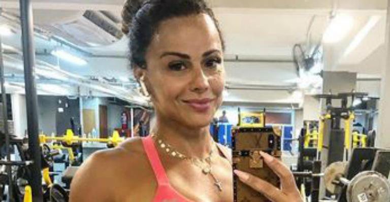 Viviane Araújo pega pesado na academia e mostra pernões musculosos - Arquivo Pessoal
