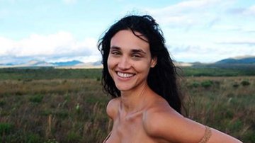 Débora Nascimento exibe a barriga chapada ao surgir só de top e calcinha - Instagram