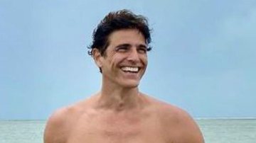 Aos 47 anos, Reynaldo Gianecchini surge de sunga rosa e mostra a boa forma - Arquivo Pessoal