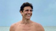Aos 47 anos, Reynaldo Gianecchini surge de sunga rosa e mostra a boa forma - Arquivo Pessoal