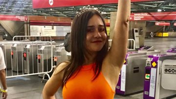 Alessandra Negrini samba no metrô de São Paulo com look justíssimo - Instagram