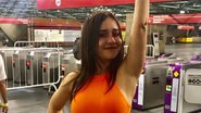 Alessandra Negrini samba no metrô de São Paulo com look justíssimo - Instagram
