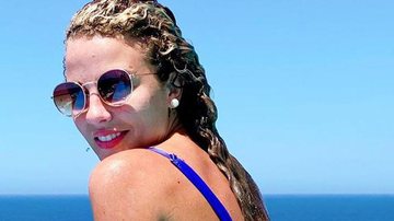 Debby Lagranha surge de biquíni em piscina luxuosa e deixa fãs babando - Reprodução