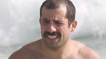 Kaysar Dadour aparece com bigodão na praia - AgNews/Dilson Silva