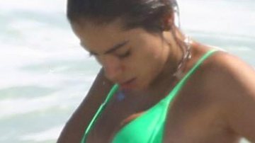 Anitta quase é traída por biquíni na praia - AgNews