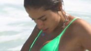 Anitta quase é traída por biquíni na praia - AgNews