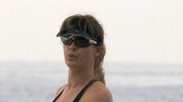 Letícia Birkheuer exibe barriga chapada na praia - AgNews
