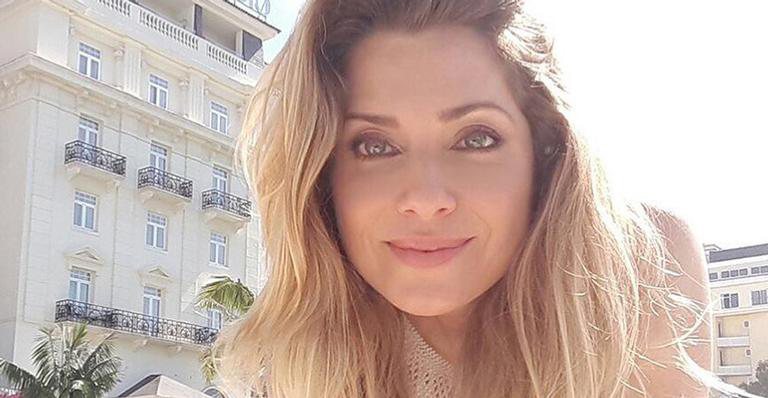 Letícia Spiller surge de biquíni aos 46 anos em dia na praia com a filha - Instagram