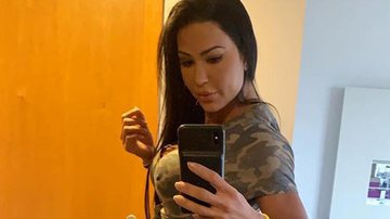 Gracyanne Barbosa usa biquíni de fita adesiva para renovar o bronzeado - Instagram
