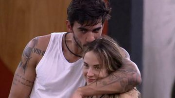 BBB20: Guilherme e Gabi selam a paz com beijo na chuva e brothers ironizam - Reprodução/TV Globo