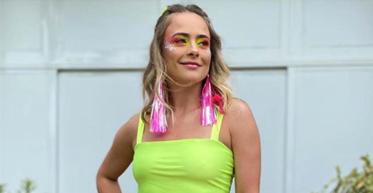 Juliana Silveira deixa as pernas perfeitas à mostra em look para o carnaval - Instagram
