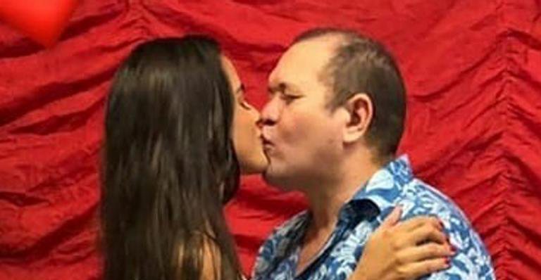 Ximbinha tasca beijão na nova esposa ao comemorar 46 anos com festa em Belém - Instagram