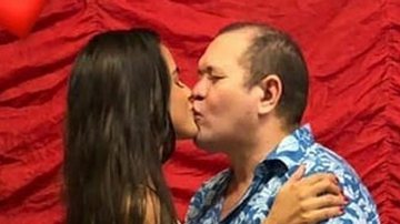 Ximbinha tasca beijão na nova esposa ao comemorar 46 anos com festa em Belém - Instagram