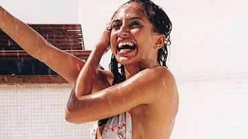 Camila Pitanga arrasa de biquíni em banho de mangueira - Reprodução/Instagram