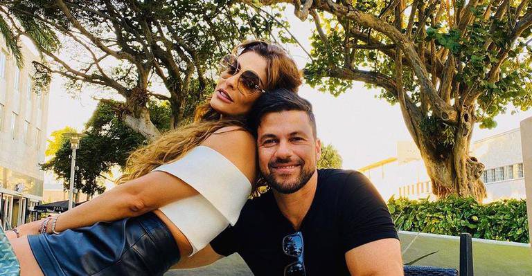 Juliana Paes posa dentro da piscina com o marido em clima de romance - Reprodução/Instagram
