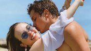 Larissa Manoela posa nos braços do namorado em clique na praia - Arquivo Pessoal