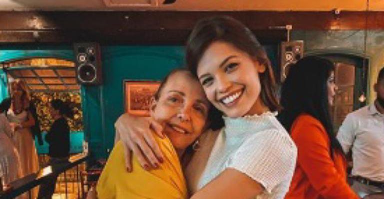 A atriz festejou aniversário da mãe de sua namorada em um restaurante carioca - Instagram