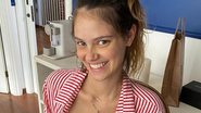 Laura Neiva encanta ao furar as orelhas da filha, Maria - Instagram