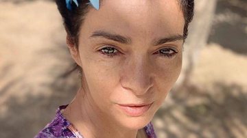 Claudia Ohana posa com a cara no sol em dia de praia e seguidores elogiam - Reprodução/Instagram
