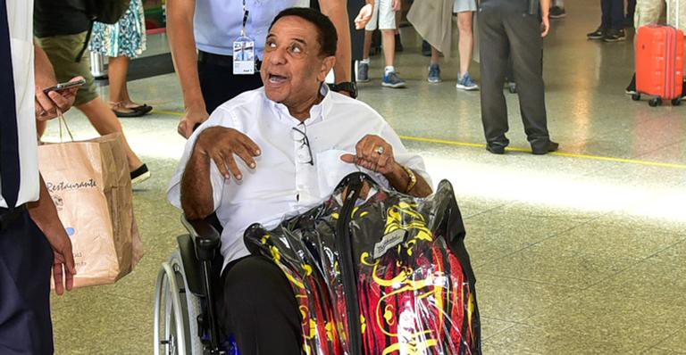 Agnaldo Timóteo desembarca de cadeira de rodas - AgNews
