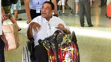 Agnaldo Timóteo desembarca de cadeira de rodas - AgNews