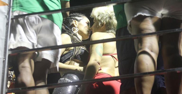 Nanda Costa e a namorada trocam beijos e carinhos em trio - AgNews