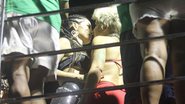 Nanda Costa e a namorada trocam beijos e carinhos em trio - AgNews