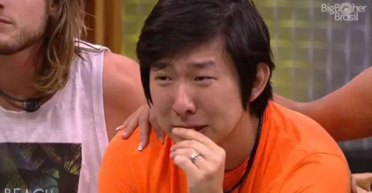 Filho de Pyong Lee é flagrado com os olhos abertos pela primeira vez - Instagram