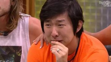 Filho de Pyong Lee é flagrado com os olhos abertos pela primeira vez - Instagram