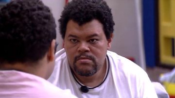 Os brothers conversam sobre o jogo e questionam posicionamento de alguns confinados - TV Globo