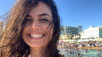 Emanuelle Araujo posa coladinha do namorado em dia de praia - Reprodução/Instagram