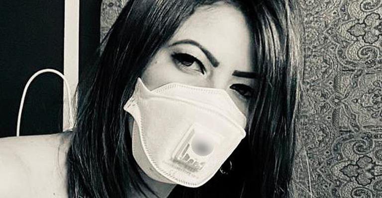 Ex-Big Brother Fabiana Britto posa nua com máscara cirúrgica - Reprodução/Instagram