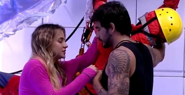 BBB20: Guilherme e Gabi rezam com boneco e protagonizam momento inusitado - Reprodução/TV Globo