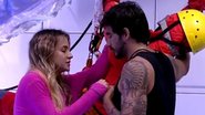BBB20: Guilherme e Gabi rezam com boneco e protagonizam momento inusitado - Reprodução/TV Globo