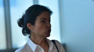 Renata Vasconcellos desembarca de cara lavada e look simples em aeroporto - AgNews