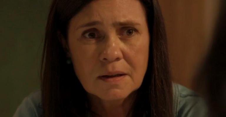 Thelma (Adriana Esteves) vira assassina em 'Amor de Mãe' - Reprodução/TV Globo
