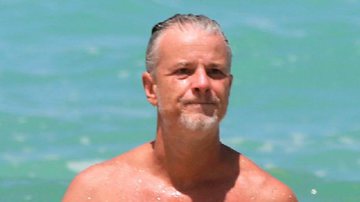 Marcello Novaes vai à praia com sunguinha e exibe corpão aos 57 anos - AgNews