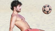 Gato da novela das 7, José Condessa bate um bolão em praia do Rio de Janeiro - AgNews