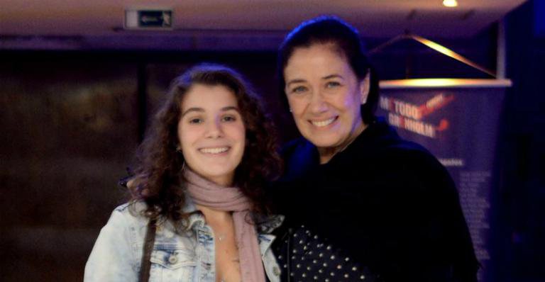 Lília Cabral posa sorridente ao lado da filha, Giulia, durante evento - Webert Belicio / AgNews