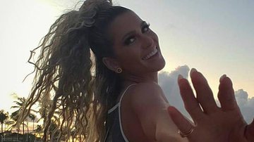 Lívia Andrade posa de shortinho na praia - Reprodução/Instagram
