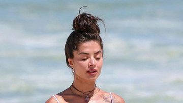 Aline Riscado compartilha clique meditando na praia: ''Ela senta e barriga não dobra'' - Reprodução