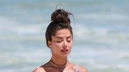 Aline Riscado compartilha clique meditando na praia: ''Ela senta e barriga não dobra'' - Reprodução