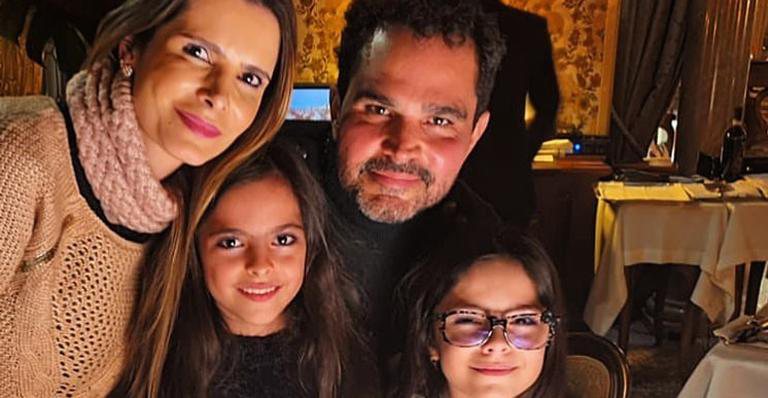 Pais querem impedir gêmeas do cantor Luciano de frequentar a escola, diz programa de TV - Reprodução