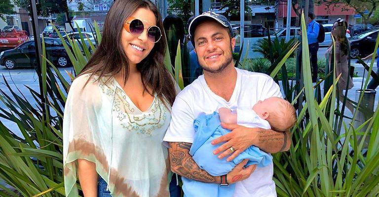 Andressa Miranda e o marido posam coladinhos do filho e recebem 'chuva' de elogios dos fãs - Reprodução/Instagram