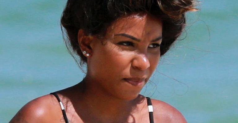Luane Dias exibe bumbum gigante em dia de praia - AgNews/Dilson Silva