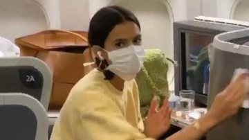Coronavírus: Bruna Marquezine usa máscara e esteriliza assento de avião ao voltar dos EUA - Instagram