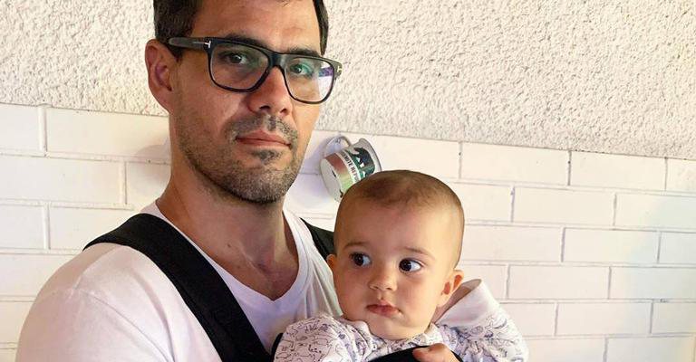 Juliano Cazarré encanta a web ao posar coladinho do filho - Reproduçaõ/Instagram