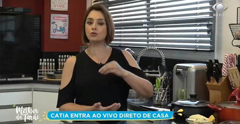 Cátia Fonseca comanda seu programa diretamente da cozinha de casa - Reprodução