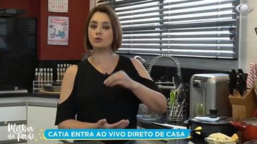 Cátia Fonseca comanda seu programa diretamente da cozinha de casa - Reprodução